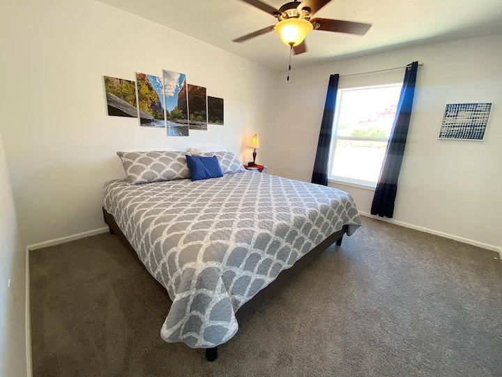 Spálňa pre hostí 2 má plyšovú manželskú posteľ, ktorá je ideálna na relaxačný nočný spánok.