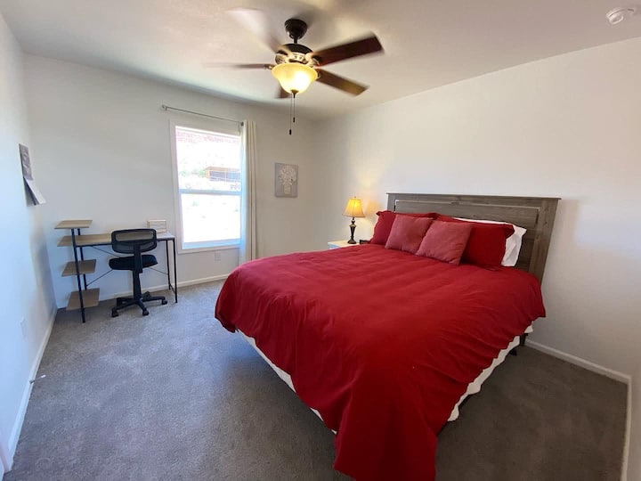 V spálni pre hostí 1 nájdete pohodlnú menšiu manželskú posteľ a praktickú pracovnú stanicu.