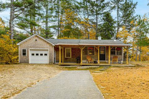 New London Cottage w/ Grill, Lake & Beach Access