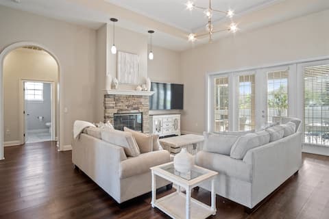 Luxury Heated Pool Home, 85 inch TV, King bed