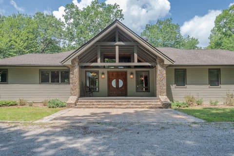 Dupont Mountain Lodge w/ FIRE-PIT on 10 acres