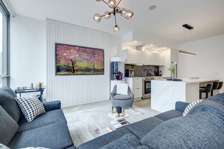 King St W Condo W/ Projector + Balcony - Toronto