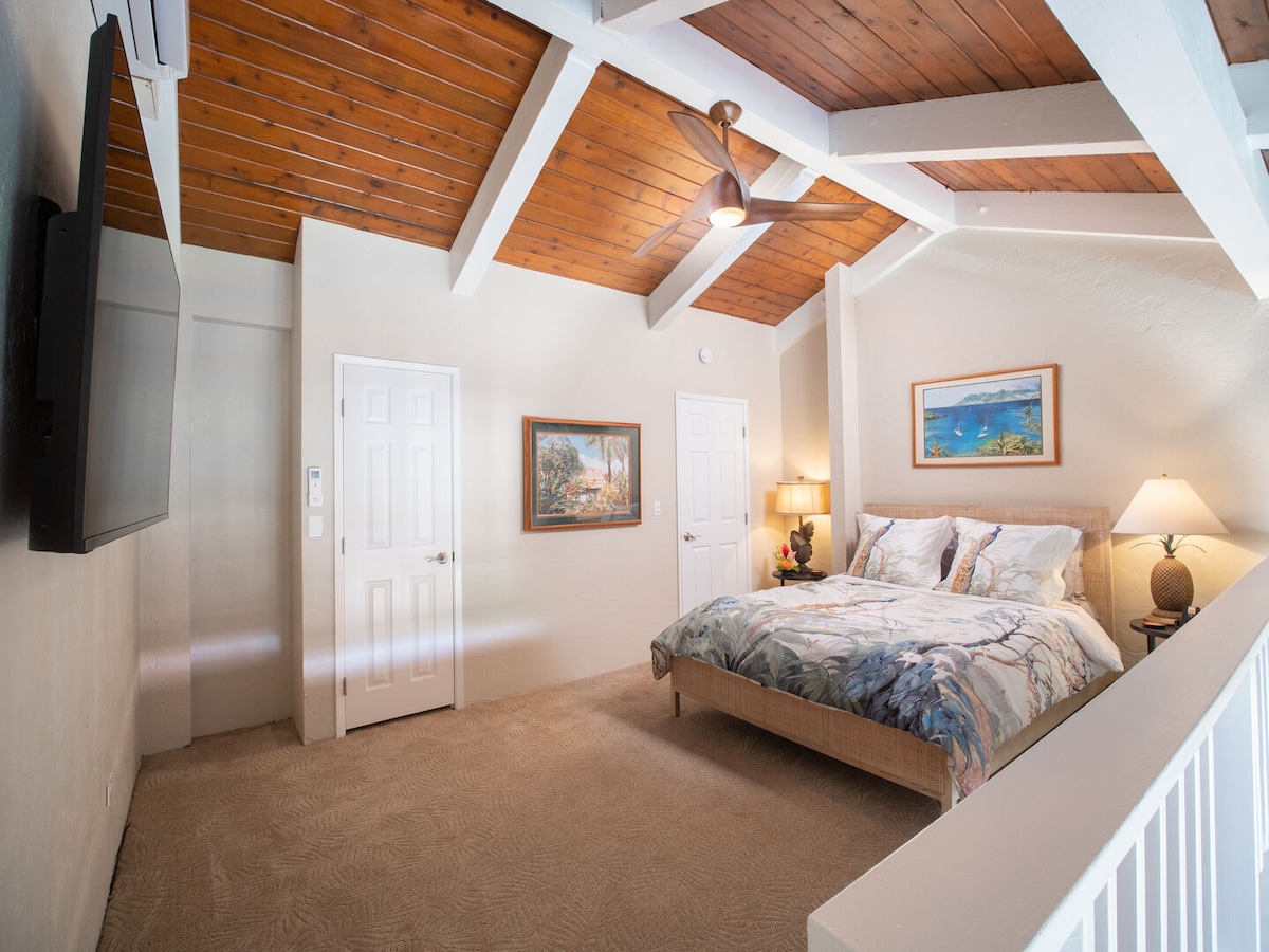 ห้องนอน #2 เตียงควีนไซส์พร้อมที่นอนสีม่วงระดับพรีเมียม สมาร์ททีวีขนาด 65 นิ้ว เครื่องปรับอากาศ