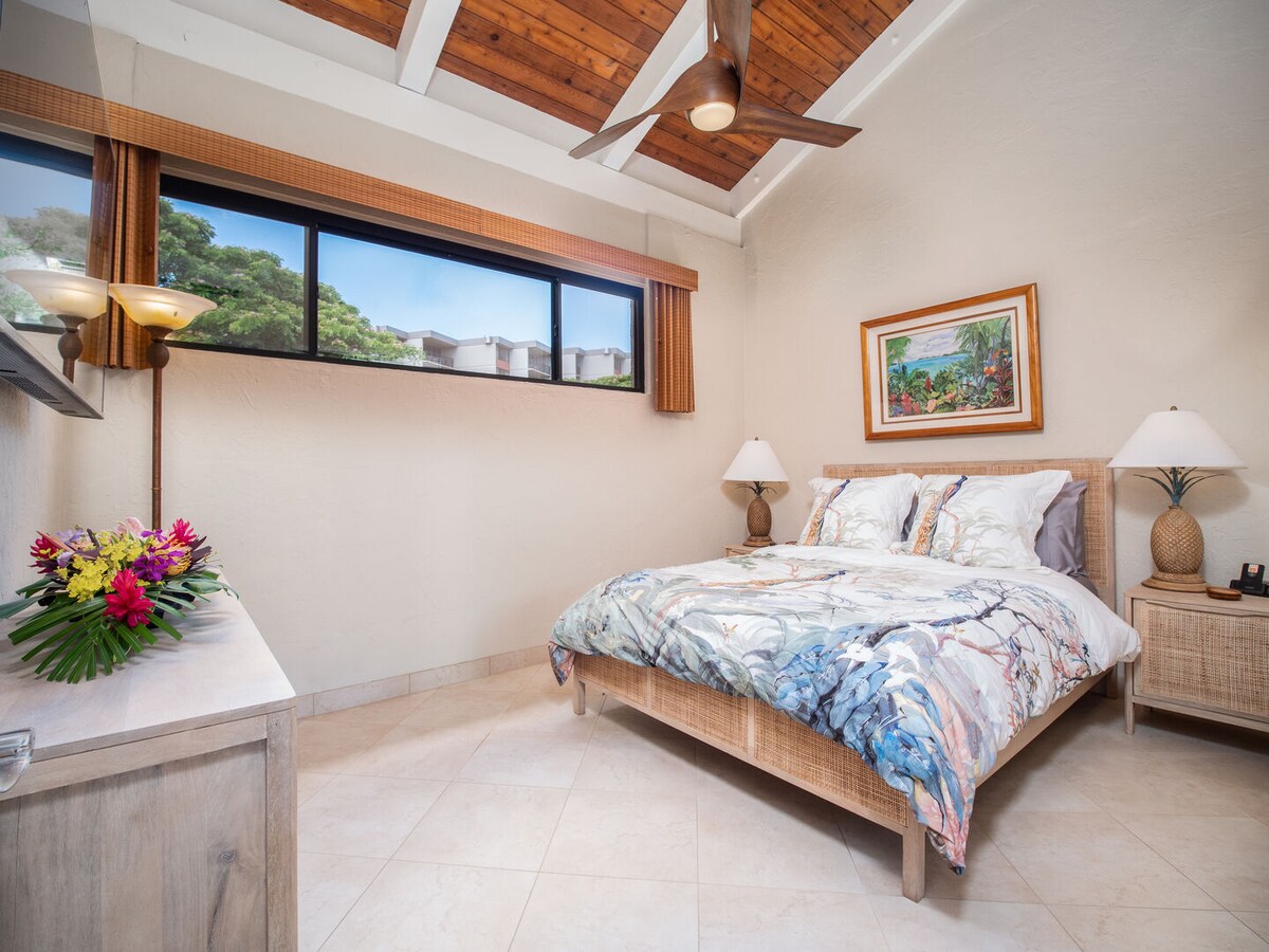 ห้องนอน #1 เตียงควีนไซส์พร้อมที่นอนสีม่วงระดับพรีเมียม สมาร์ททีวีขนาด 65 นิ้ว เครื่องปรับอากาศ เพดานโค้ง