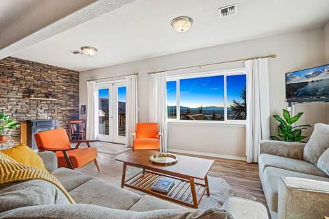 Bird's Eye View-A Stylish & Comfortable Home w/ Epic Views & Hot Tub-Near Crater Lake National Park