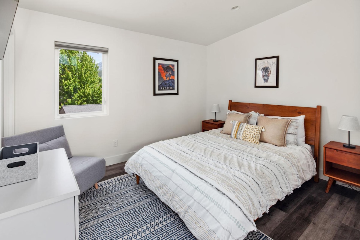 Chumba cha kulala cha wageni kina kitanda cha malkia, kiti cha kifahari ambacho kinaingia kwenye kitanda cha watu wawili, HDTV yenye uwezo wa kutiririsha, bafu ya chumbani, na kabati ya kuingia. 