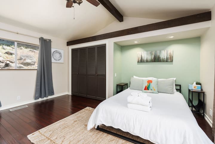 Uđite u ovu spavaću sobu i zakoračite izravno na prednju terasu kako biste uhvatiti zalazak sunca na zapadu