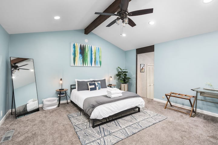 Odmorite se u ovoj privatnoj spavaćoj sobi sa spojenom kupaonicom