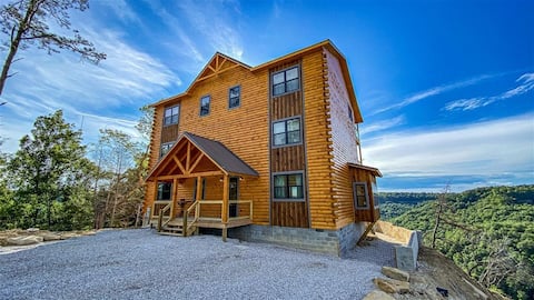 Forest View Lodge-Beautiful views, Hot Tub, WIFI