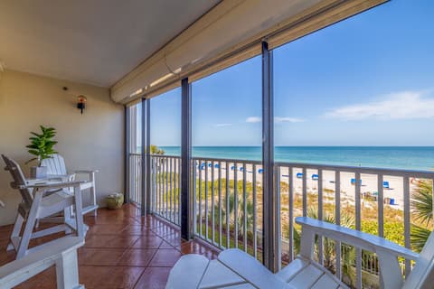 Beach Palms 208: Gulf Views & Poolside Bliss