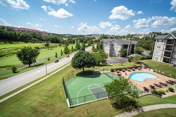 Branson Condo Near Attractions Pool Access Sleeps 4 - Branson, MO