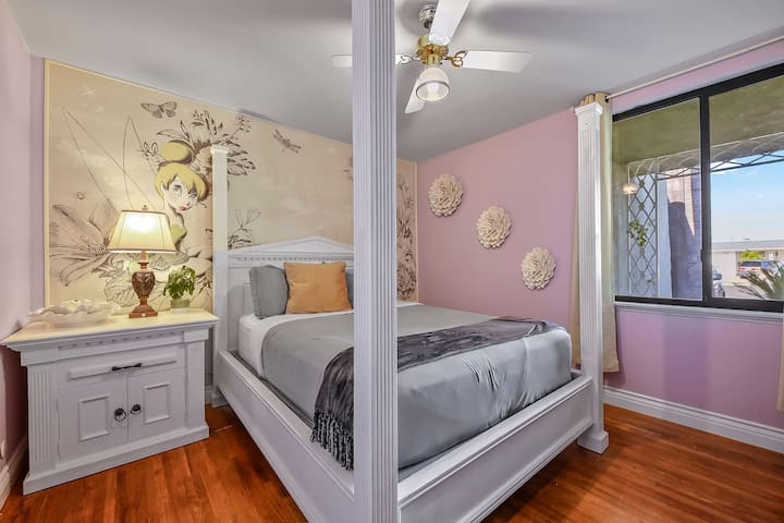 Tinker Bell  izba  s bielym nábytkom a  krásnou dekoráciou