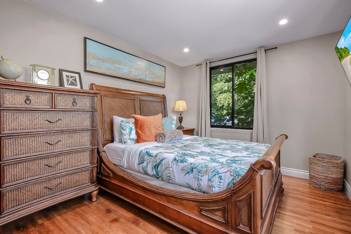 Habitación Indiana Jones con muebles de Tommy Bahamas y decoración genial