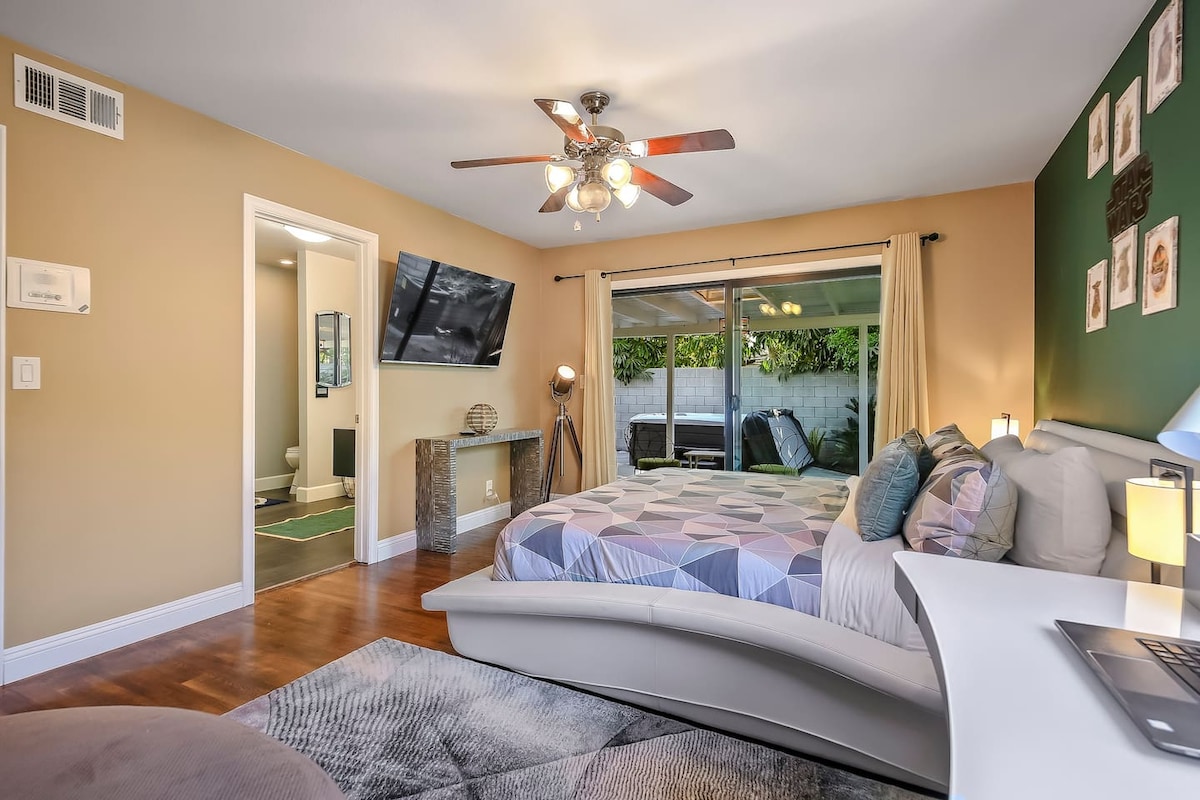 Dormitorio principal con muebles modernos, decoración de Star Wars y TV de 55 pulgadas.