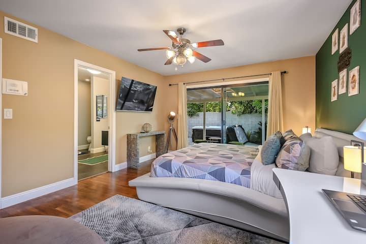 Hlavná spálňa s moderným nábytkom, hviezdnou výzdobou a  55-palcovou televíziou