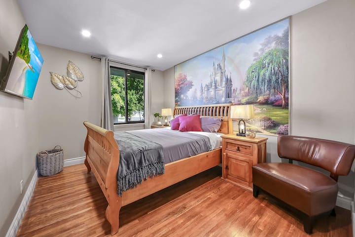 Hradná izba s krásnou výzdobou