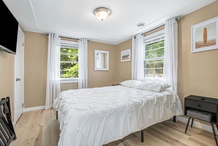 مراتب ميموري فوم جديدة تمامًا وفراش فاخر. تحتوي على خزانتين وشاشة مسطحة جديدة تمامًا مقاس 43 بوصة.