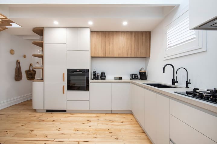 Modern Haven in Vibey Fitzroy Walk to shops gallery image 2