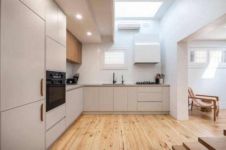 Modern Haven in Vibey Fitzroy Walk to shops gallery image 3