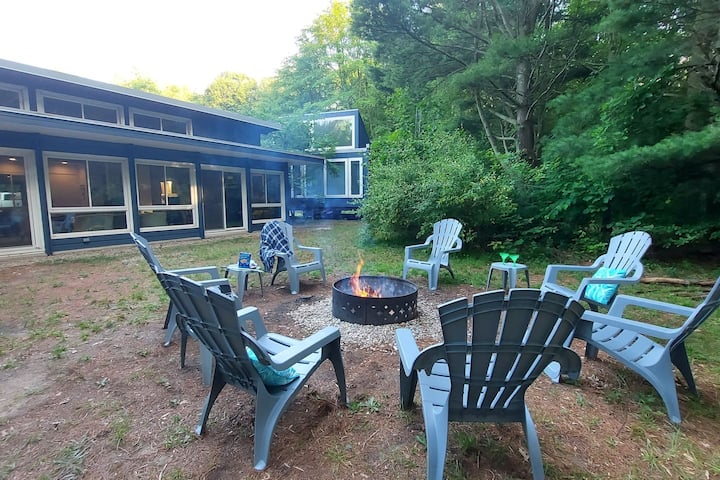Serene SoHa Reteat: walk to beach, wooded setting