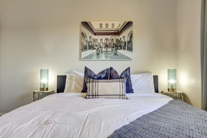 חדר שינה שתיים כולל מיטת קינג