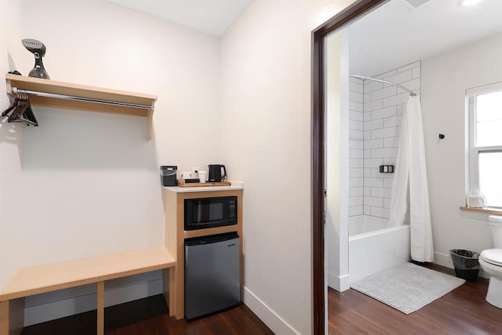 Summit Lofts, Downtown Mt Shasta, King Bed, #203 - Mount Shasta, CA