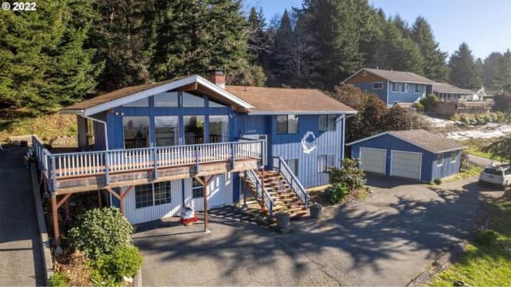 Coastal Calm W/ Deck & Ocean Views - Brookings, OR