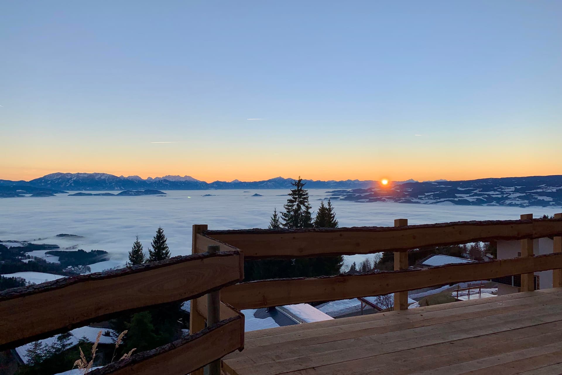 Chalet 'Bergspektive - Haus Alpenspa' con vistas a la montaña y bañera con barril de vino