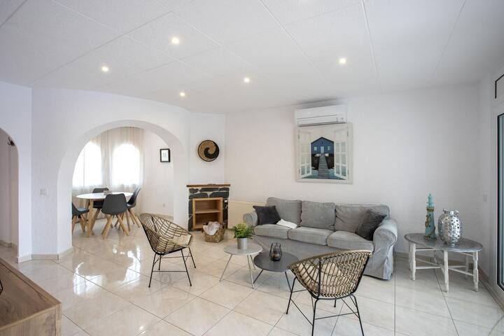 Ground floor canal house with pool and mooring gallery image 3