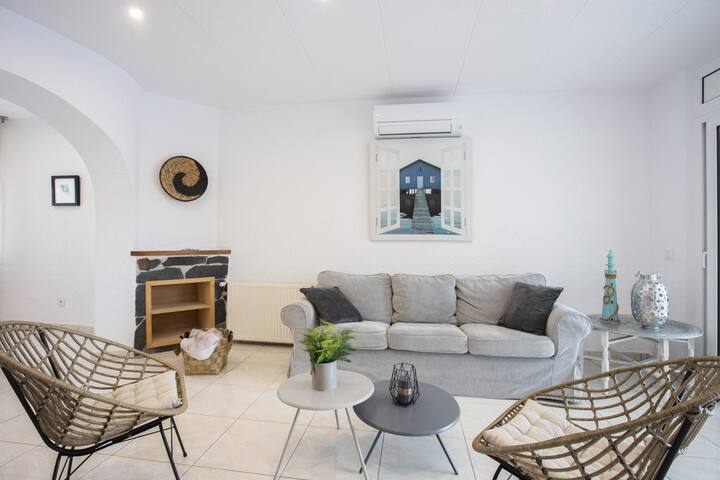 Ground floor canal house with pool and mooring gallery image 4