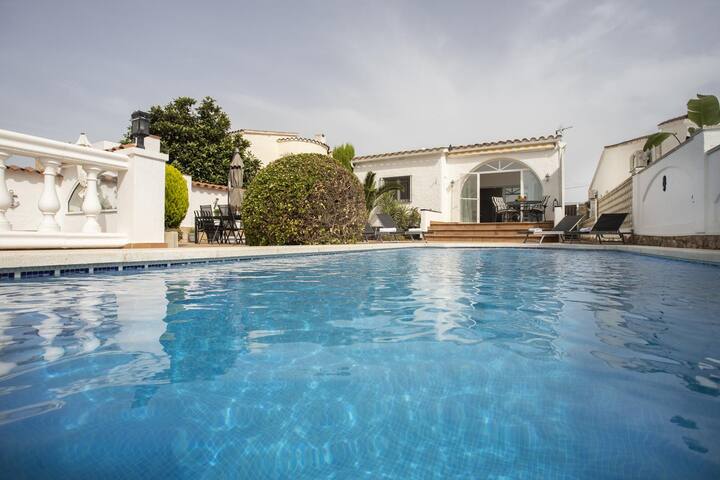 Ground floor canal house with pool and mooring gallery image 2