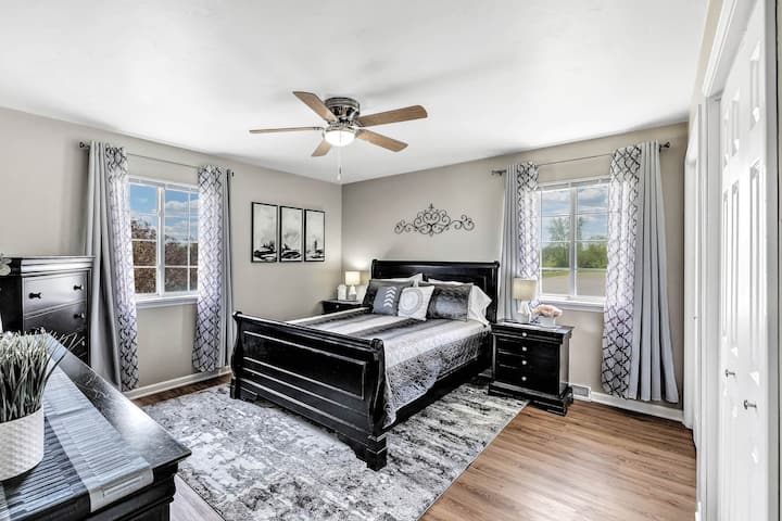 Dhoma kryesore e gjumit me televizor (nuk është fotografuar)