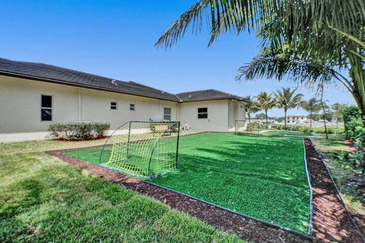 Luxury 8BR w/ Pool & Mini-golf & Soccer- 16 Guests gallery image 5