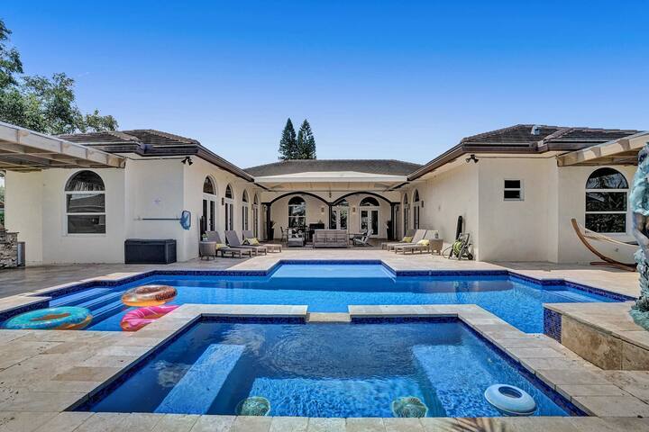 Luxury 8BR w/ Pool & Mini-golf & Soccer- 16 Guests gallery image 3