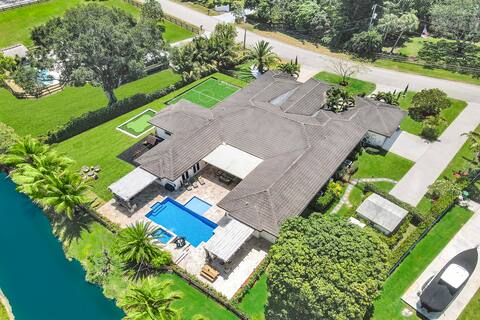 Luxury 8-BR w/ Pool & Mini-golf & Soccer-19 Guests