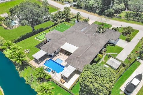 Luxury 8-BR w/ Pool & Mini-golf & Soccer-19 Guests