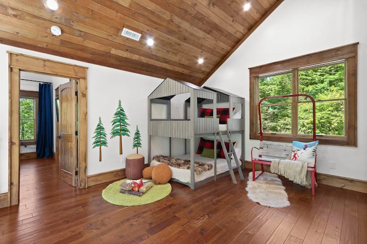 Your kids will love the open loft with a full-over-full bunk that sleeps 4 children/teenagers.This space counts as the 6th bedroom. 