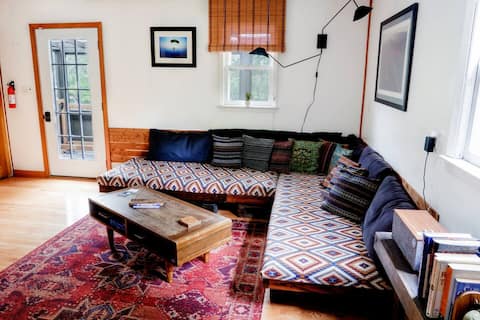 Popular Airbnb listing: Forest Retreat in the Gunks | Cozy Mountain Escape in Kerhonkson