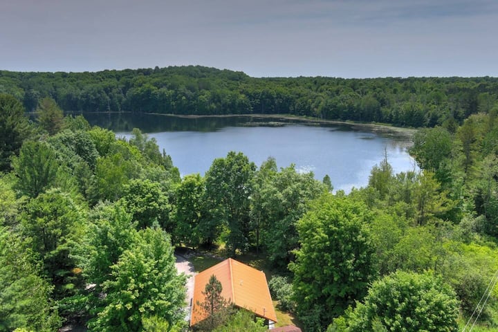 Tavi Haus: Lakefront~Kayaks~SUP~Sauna~Pool Table