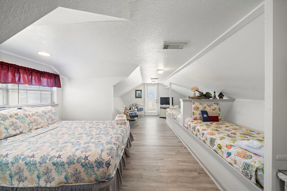 ห้องใต้หลังคาแสนอบอุ่นของคุณเป็นที่หลบซ่อนที่สมบูรณ์แบบ ด้วยเตียงบิวท์อินที่จะทำให้คุณรู้สึกเหมือนกำลังนอนอยู่ในบ้านต้นไม้แสนน่ารัก พร้อมด้วยผ้าปูที่นอนสะอาด และแสงธรรมชาติอบอุ่นที่ส่องผ่านหน้าต่าง