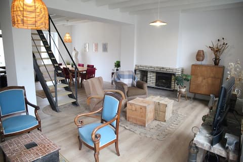 Beautiful granite holiday house near the sea