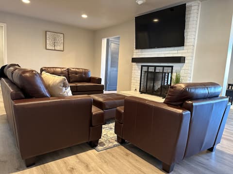 Spacious Home + Pool Table & Outdoor Entertainment