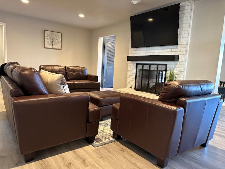 Spacious Home + Pool Table & Outdoor Entertainment