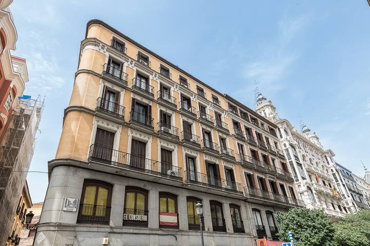 Homeclub | Design Apartment in Madrid Center gallery image 3