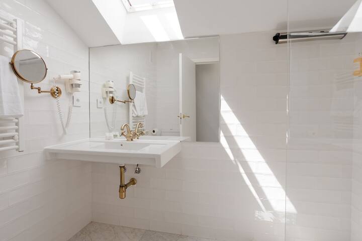 Sonder Santa Ana | Three-Bedroom Apartment gallery image 5