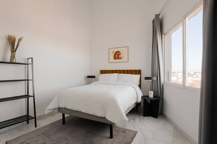 Sonder Santa Ana | Three-Bedroom Apartment gallery image 2