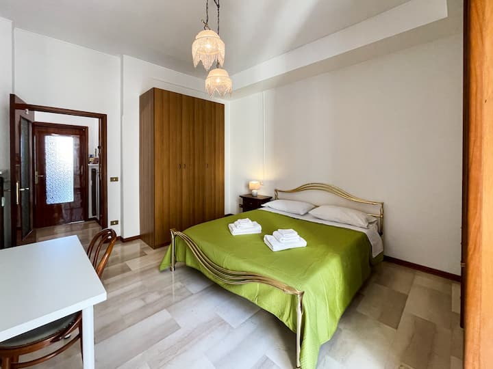 غرفة نوم مزدوجة مع مساحة للقراءة/الدراسة وتلفزيون