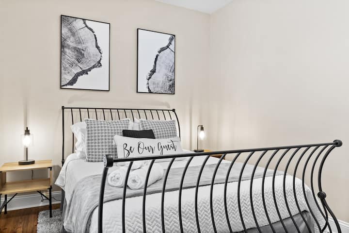 בחדר שינה 2 יש מיטת קווין סייז.