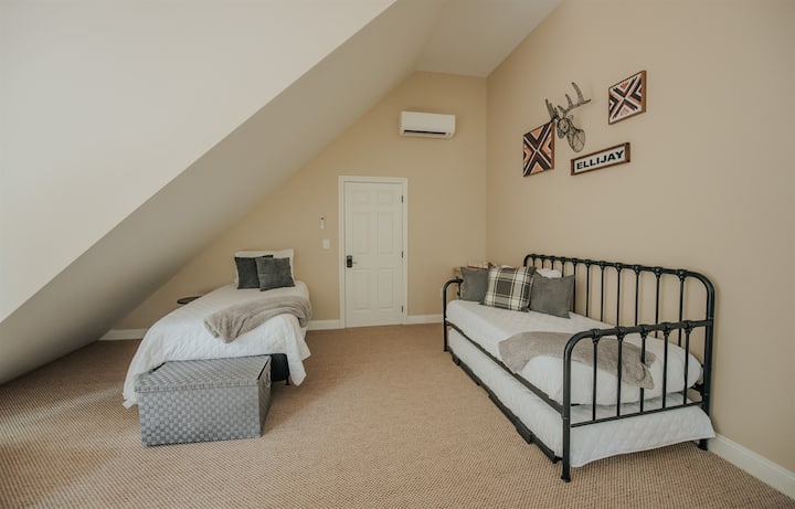 חדר שינה בלופט עם 3 תאומים, או לקפוץ ולהפוך אותו לקינג סייז!