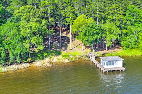 Lakefront Crockett Cabin w/ Boathouse & Kayaks!